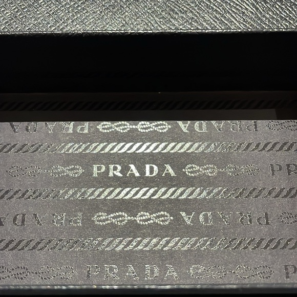 Empty prada box - Picture 3 of 5